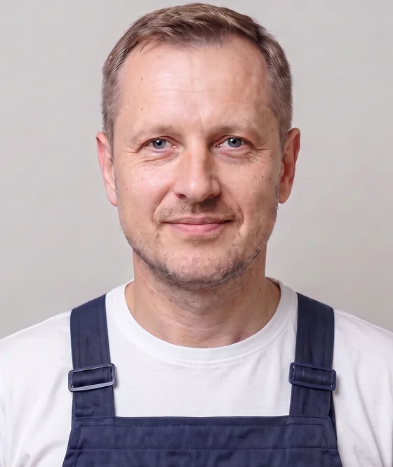 Сергей — частный мастер, крупный план